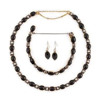 620. A necklace/bracelet combination 18K gold and silver set with onyx and rose-cut diamonds, 19th century.