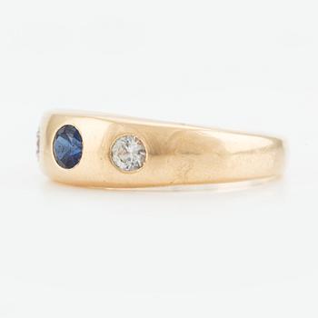 Ring, sk lordring, 18K guld med safir och vita stenar.