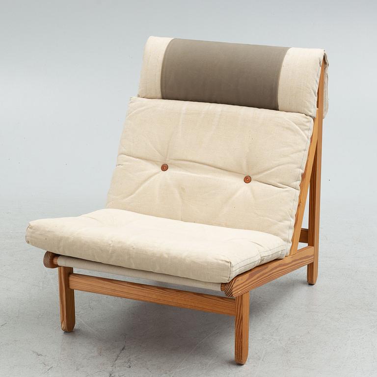 Berndt Pedersen, three "Kludestolen" lounge chairs with table, Denmark, 1970's.