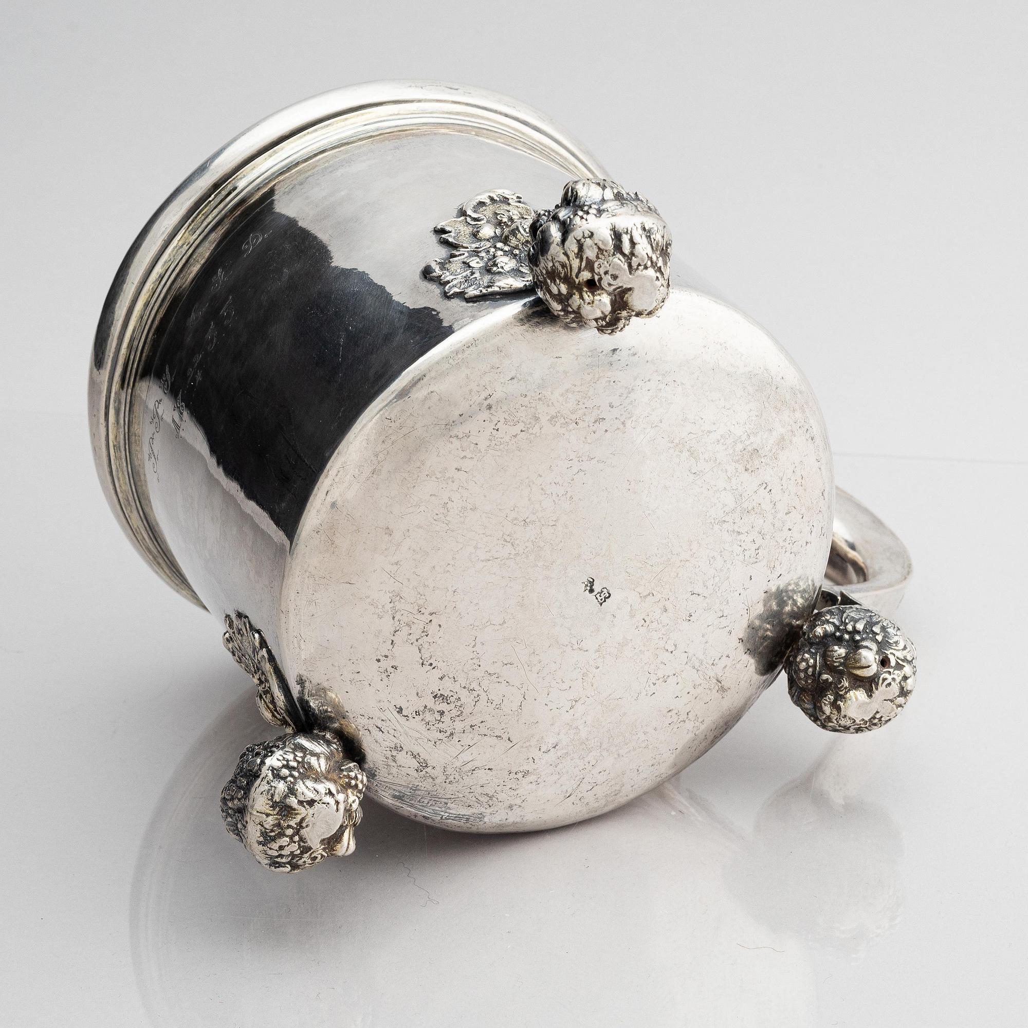 Erik Månsson Schmidt, dryckeskanna, delvis förgyllt silver, Stockholm (verksam 1675-1686). Barock.