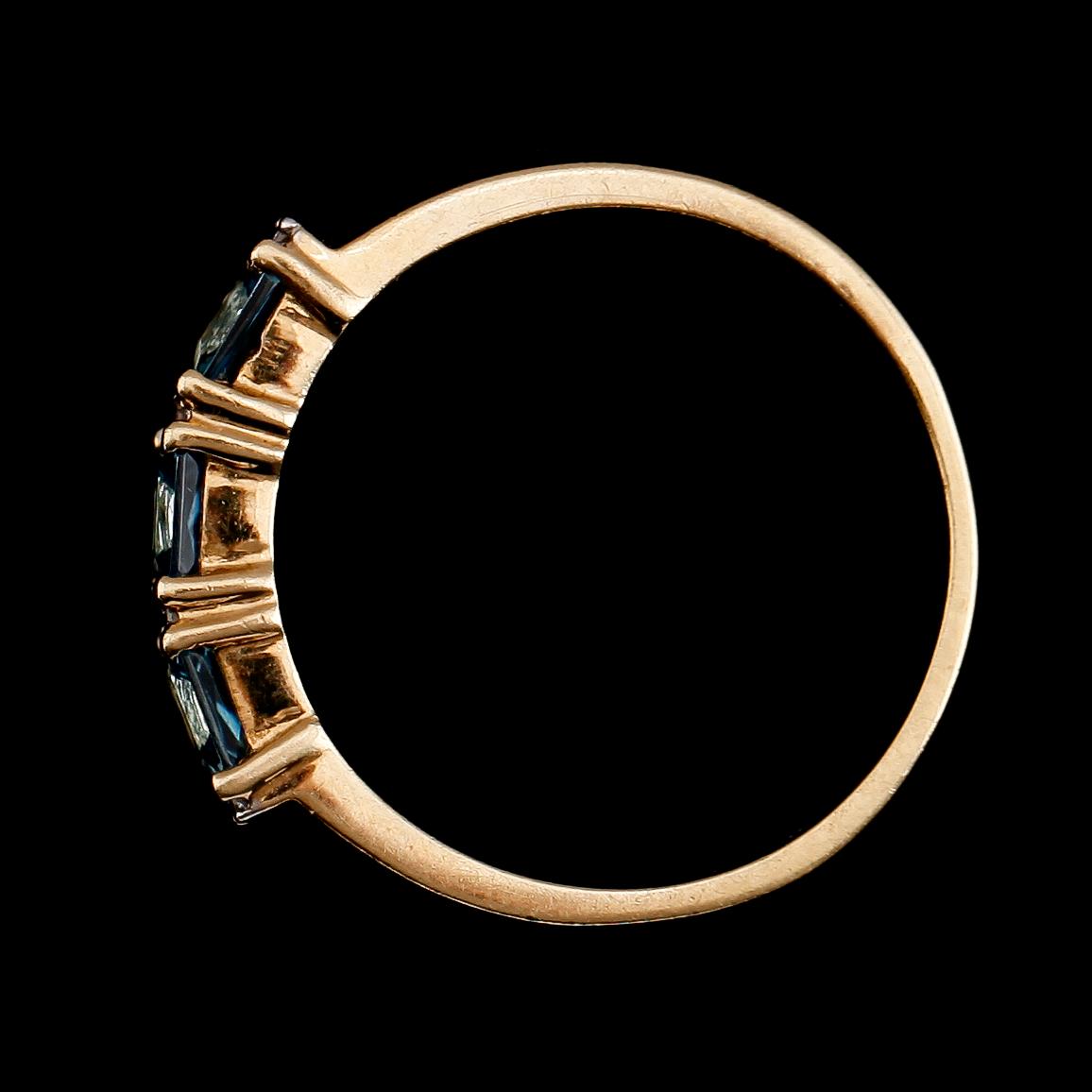 RING, 9 k guld med diamanter och blå stenar. Vikt ca 2 g.