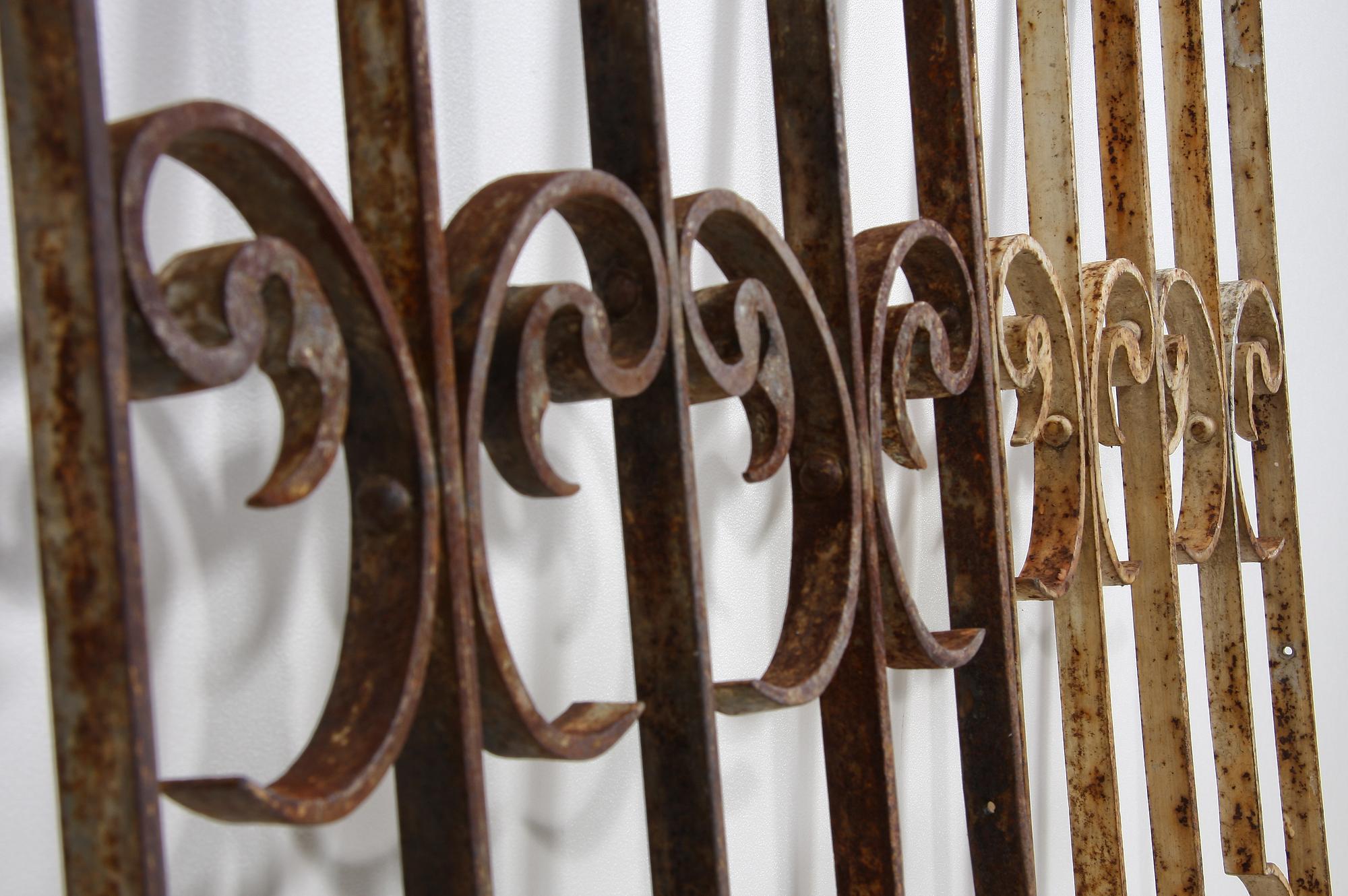 GALLERGRINDAR, ett par, järnsmide, 1900-tal.