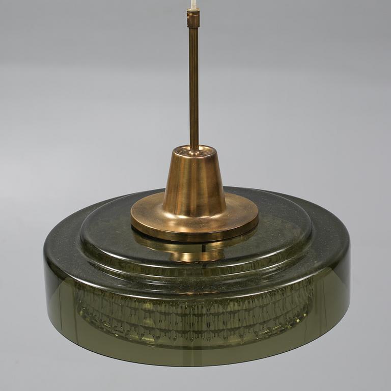 TAKLAMPA, Carl Fagerlund, Orrefors, 1900-talets andra hälft. Höjd 31 cm.