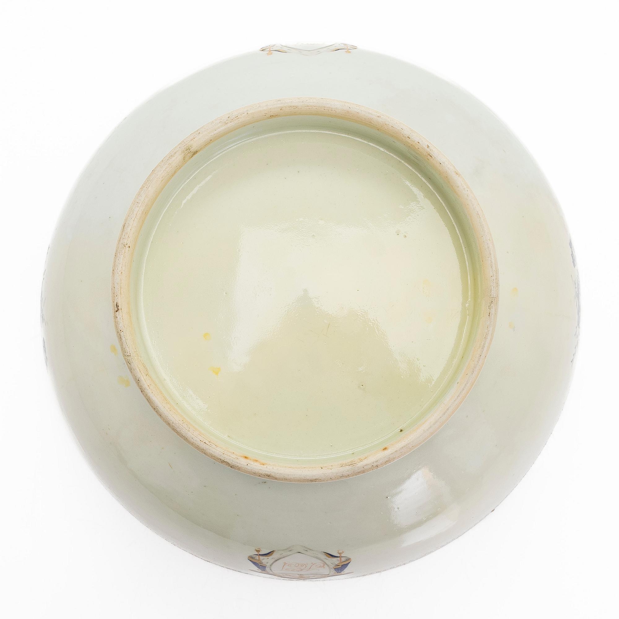 An enamelled porcelain, punch bowl, Qing dynasty, Jiaqing (1796-1820).