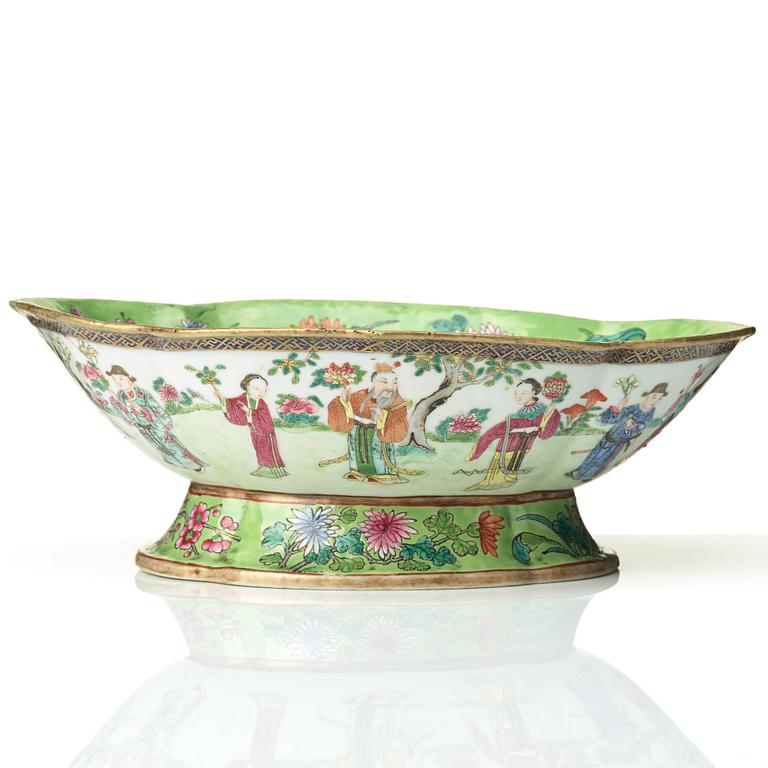 A famille rose serving dish, Qing dynasty, circa 1900.