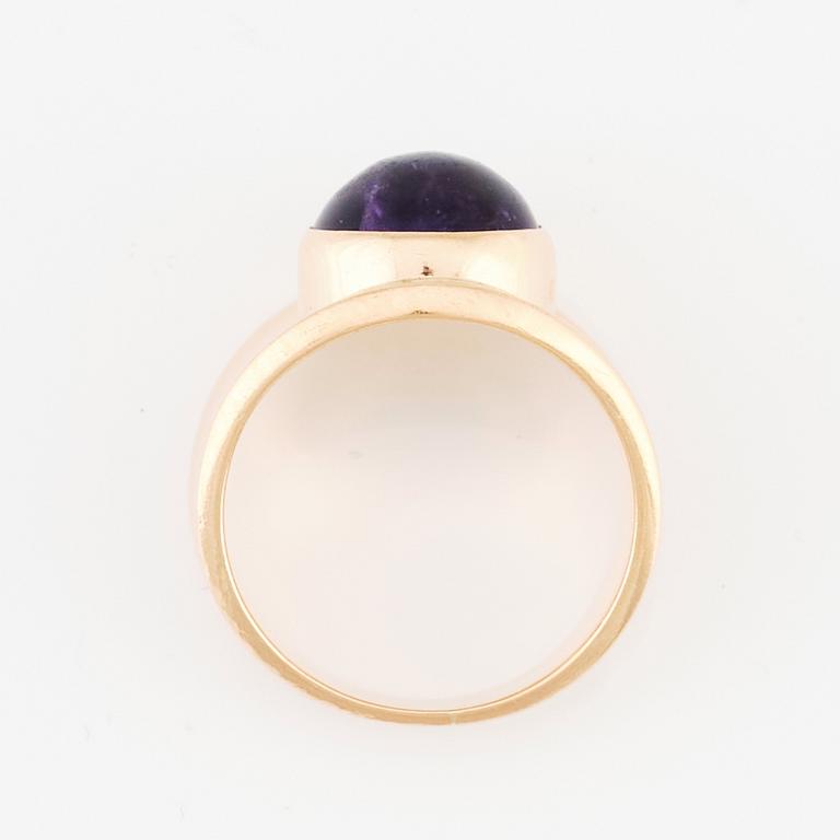 Georg Jensen, ring 18K guld med en cabochonslipad ametist, Köpenhamn efter 1945, design nr 1124..