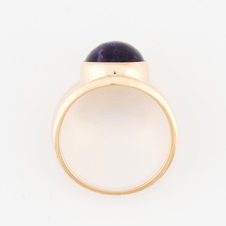 Georg Jensen, ring 18K guld med en cabochonslipad ametist, Köpenhamn efter 1945, design nr 1124..