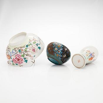 Kulho, maljakko ja vati, posliinia. Kiina, 1700/1900-luku. Sekä kulho, cloisonné. Japani, 1900-luvun alku.