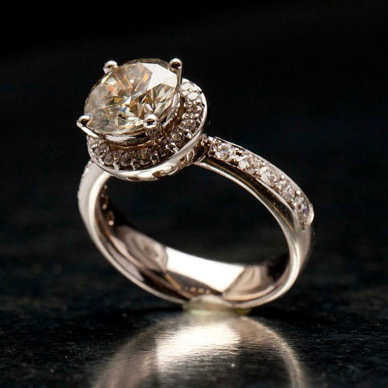 RING, vitguld 18K, briljantslipade diamanter, mittsten 2,60 ct + 0,62 ct. Vikt 8,2 g.