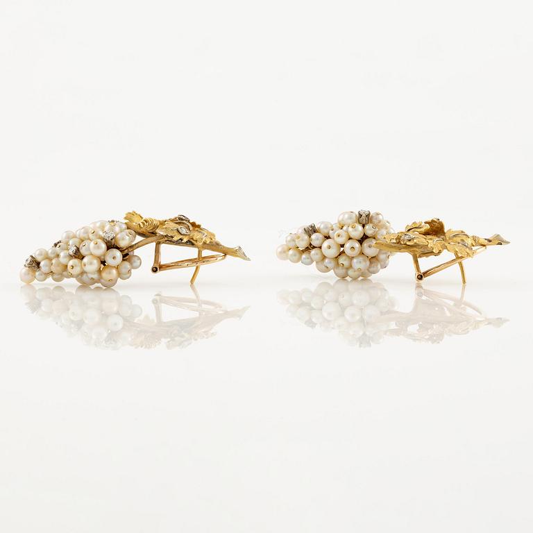A pair of earrings and a brooch in 18K gold in the form of grapes with pearls and round brilliant-cut diamonds.