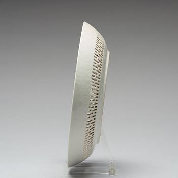 A blue and white armorial dish, Qing dynasty, circa 1790.