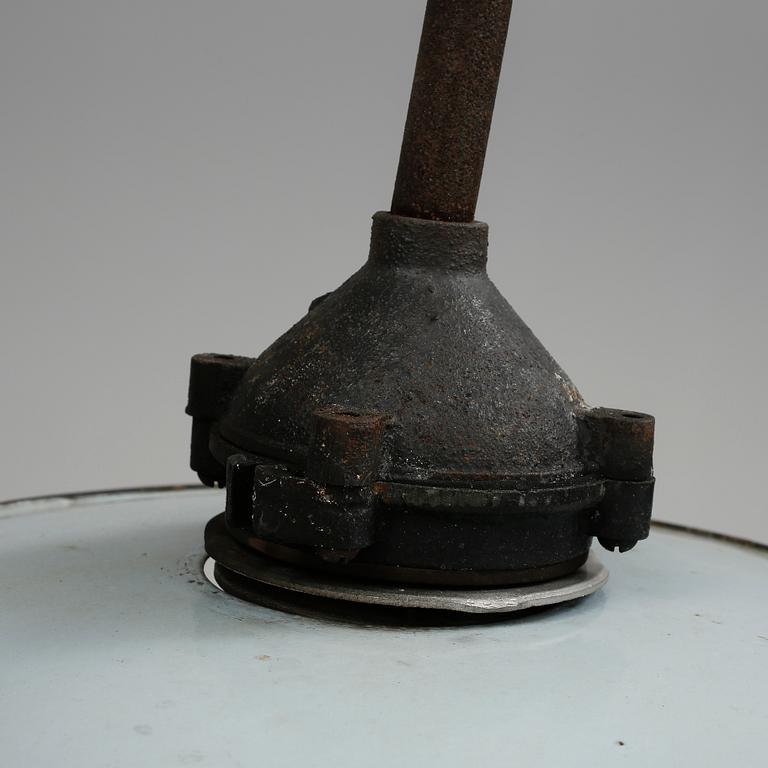 VÄGGLAMPA, för utomhusbruk. 1900-talets första hälft.