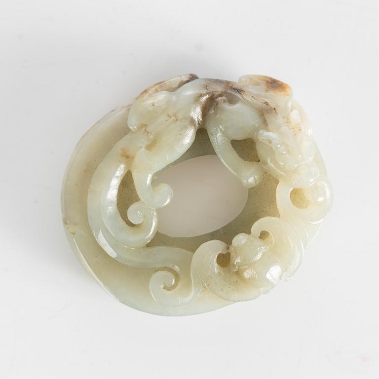 A scultpured nephrite object, Qing dynasty, circa 1900.
