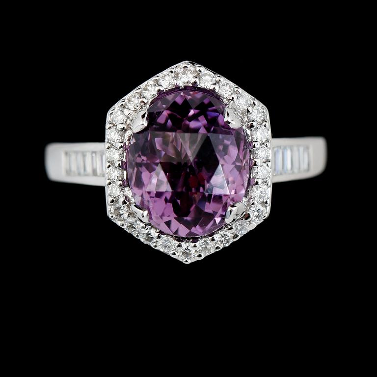RING, 14K vitguld, ametist och diamanter.