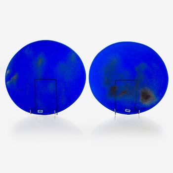 Oiva Toikka, Two glass plates/ chargers, signed O. Toikka Nuutajärvi.
