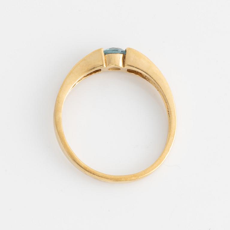 Ring, guld med topas och två små briljantslipade diamanter.