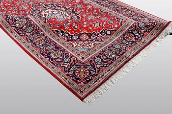 A carpet, Kashan 284 x 195 cm.