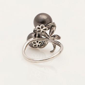 Ring, 18k vitguld med Tahitipärlor och diamanter.
