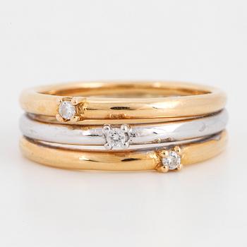 18K gold and brilliant-cut diamond ring.