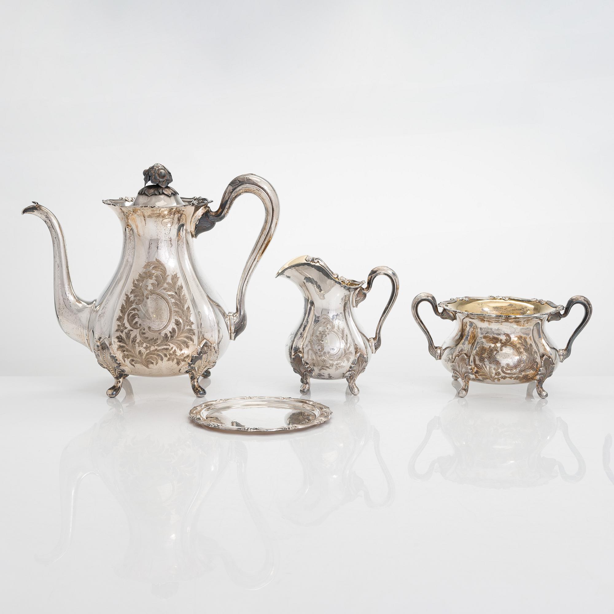 Kaffeservis, 3 delar, silver, Auran Kultaseppä, Åbo 1944 och 1950. Silverfatet från Kultakeskus, Tavastehus 1955.