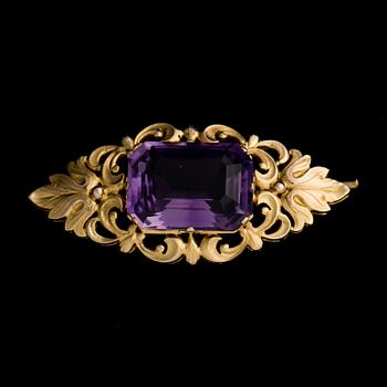 A BROOCH, facetted amethyst, 14K gold. A. Tillander, Helsinki 1941.