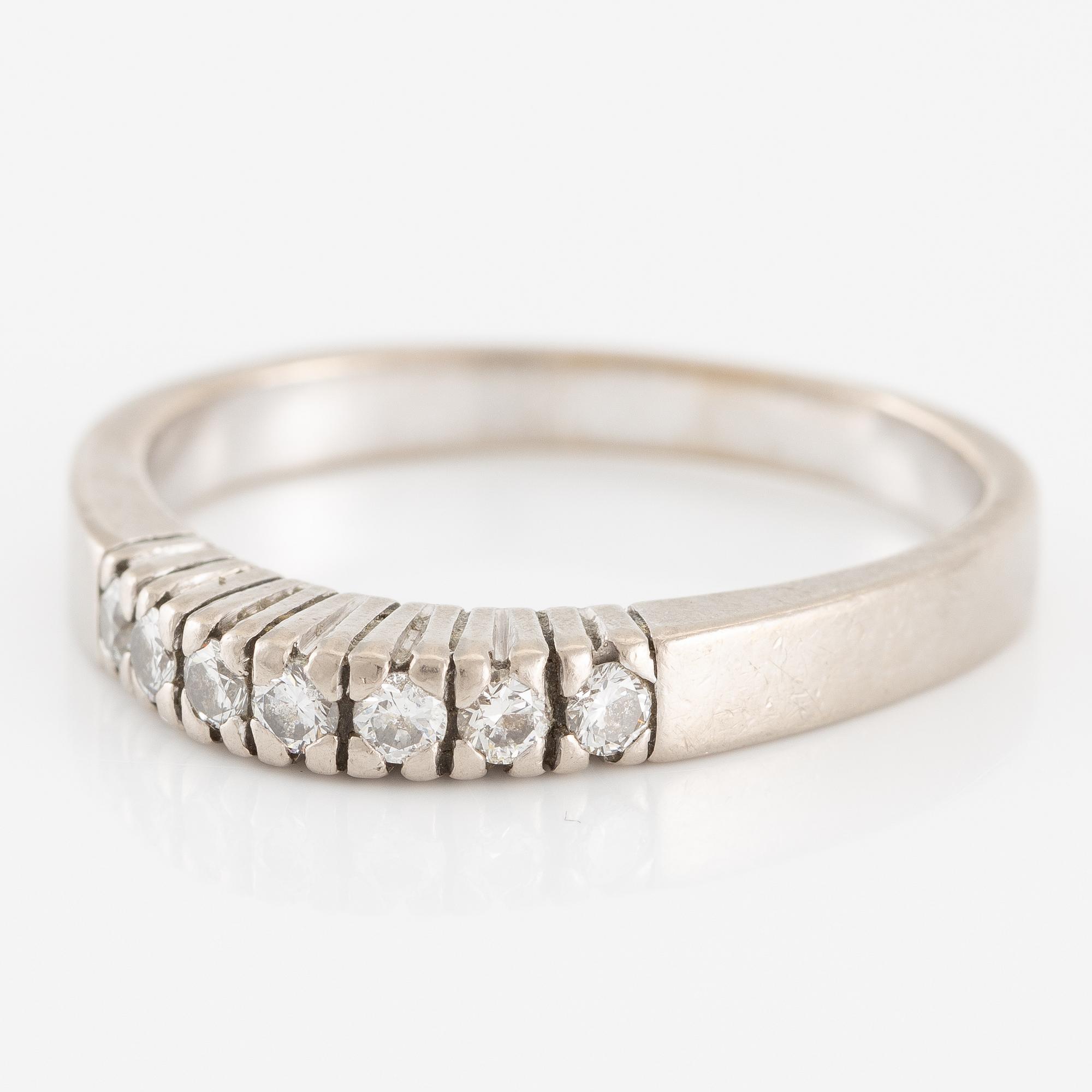 Ring 18K vitguld med runda briljantslipade diamanter.