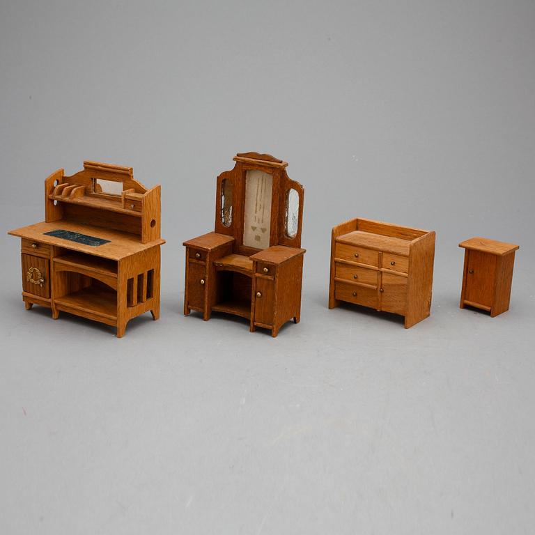 DOCKSKÅP med TILLBEHÖR, 1900-talets första hälft.