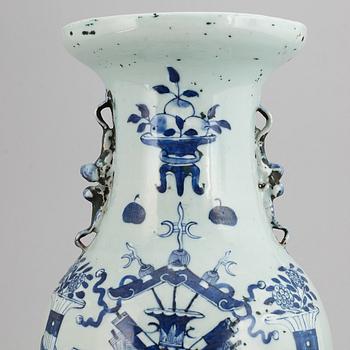 A blue and white floor vase, Qing dynasty, 19th century.