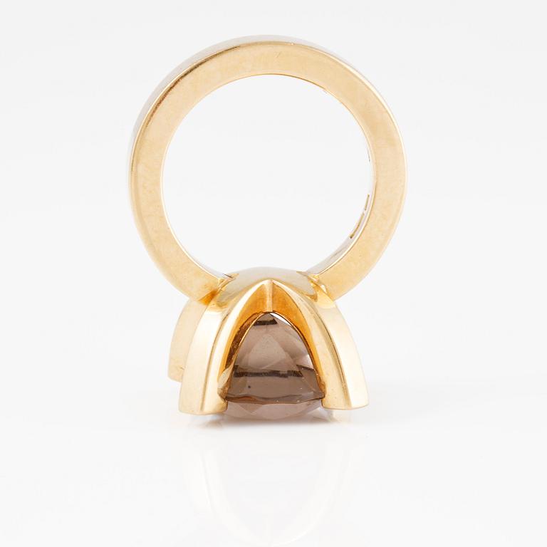 RING, 18K guld med fasettslipad rökkvarts, "Vanity",Bengt Hallberg, Köping, 2005. Vikt 18,1 gram.