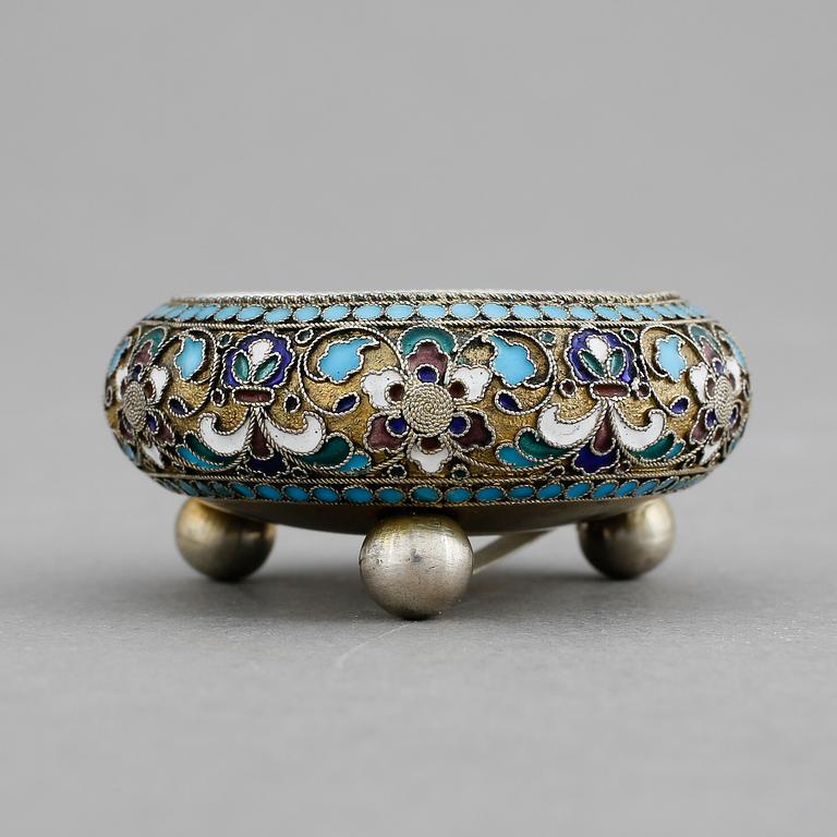 SALTKAR, silver, emalj, Ryssland omkring 1900. Vikt ca 30 gram.