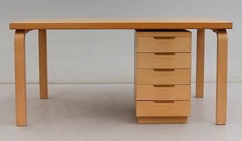 BORD MED HURTS, Alvar Aalto, Artek, 1900-talets andra hälft.