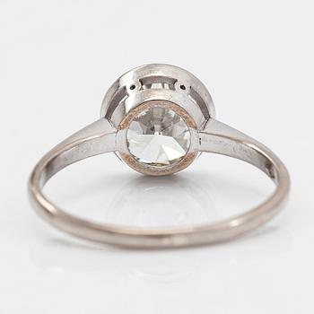 Ring, solitär, 18K vitguld, med en briljantslipad diamant ca 1.55 ct. Tillander, Helsingfors 1976. Med SJL- intyg.