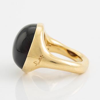 Pomellato, 18K gold and cabochon cut garnet ring.