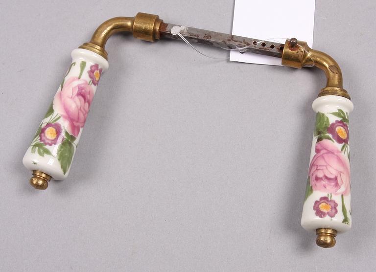 MINIATYRKRUKOR samt DÖRRHANDTAG, porslin, bl a Dresden, 1800/1900-tal.