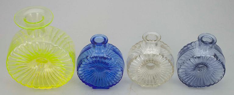 FLASKOR, 4 st, glas, "Solflaskan", Helena Tynell, Riihimäen Lasi. 1900-talets senare hälft.