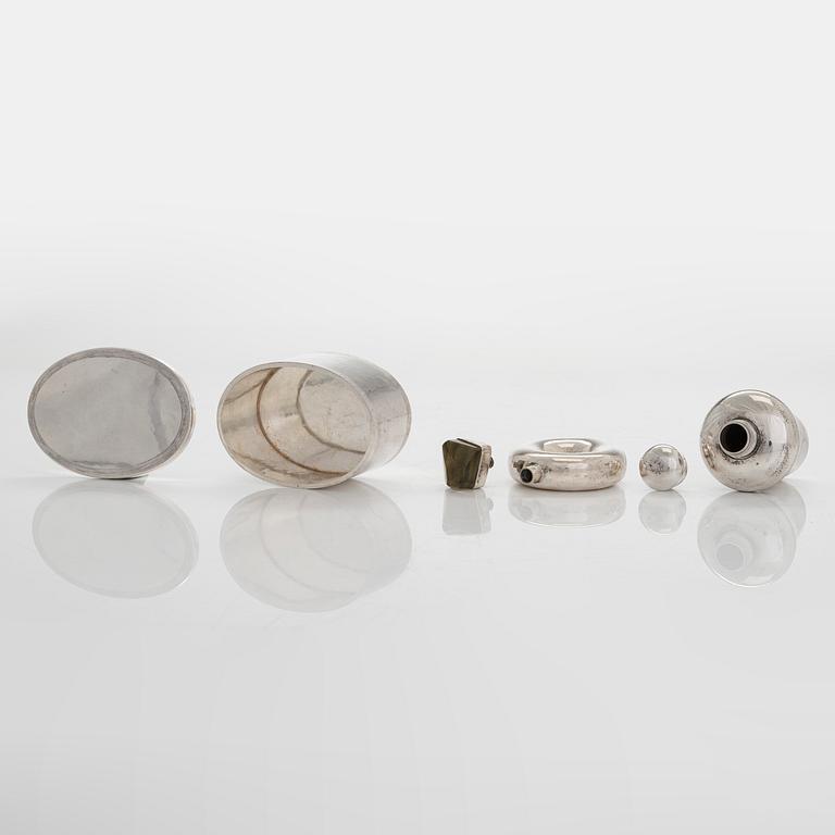 Flakonger, 2 st, silver, samt dosa, sterlingsilver, Finska och svenska stämplar.