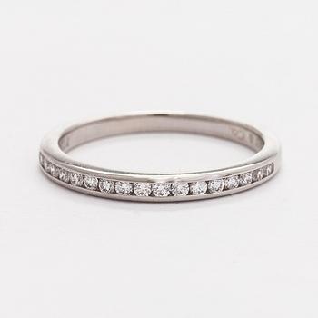 Tiffany & Co, sormus, "Tiffany Setting", platinaa ja briljanttihiottuja timantteja.