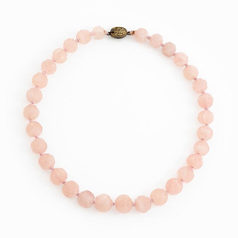 Collier, med skuren rosenkvarts och lås silver, Asien.