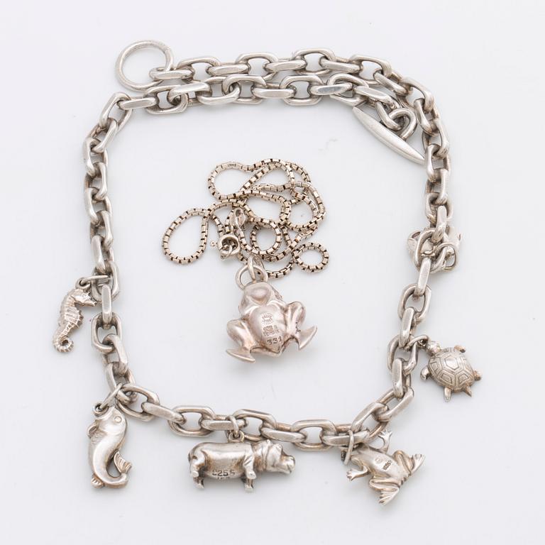 2 SILVER HALSBAND, silver och sterling silver, kedja med 6 berlocker samt venetiansk  kedja med 1 berlock.