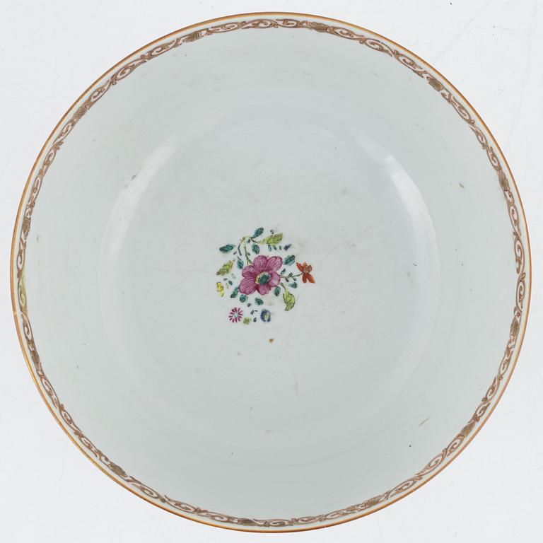A famille rose punch bowl and two plates, Qing dynasty, Qianlong (1736-95).