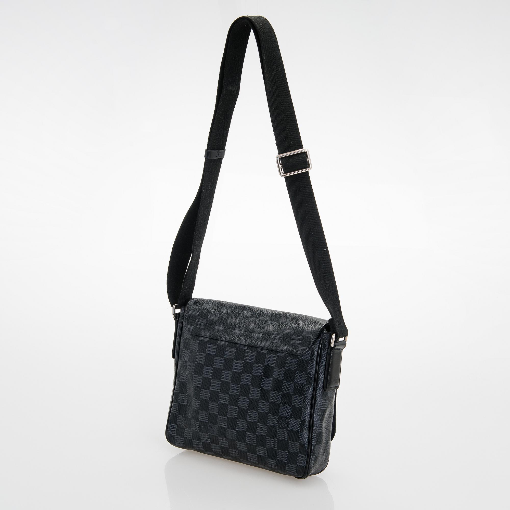 Louis Vuitton, "District PM Messenger", väska.