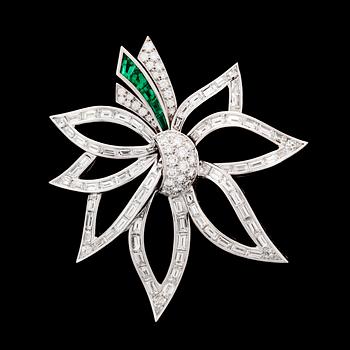 1011. A brilliant cut diamond, tot. app 9 cts, and emerald brooch, 1970's.