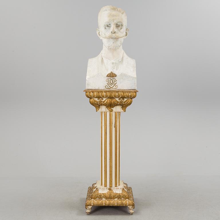 HERMAN NEUJD, a plaster sculpture depicting King Gustaf V, signed and dated 1909.
