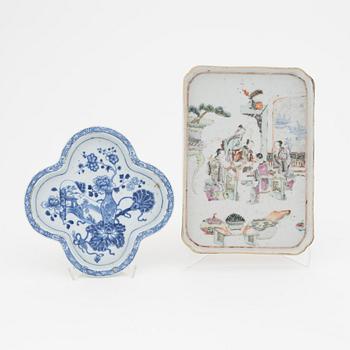 A set of two porcelain trays, Qing dynasty, 18th and 19th century.