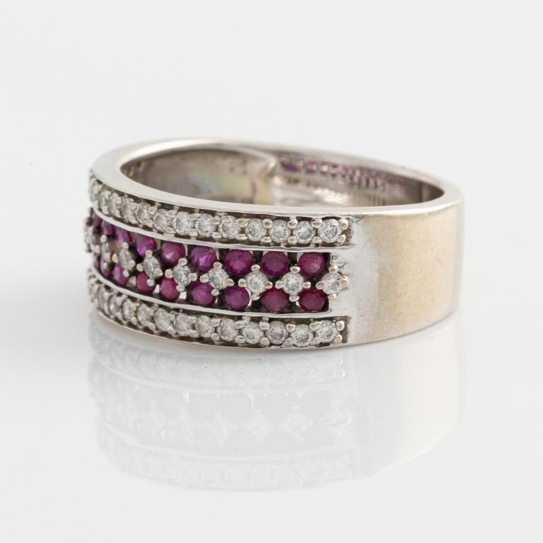 Ring 18K white gold set with faceted rubies and round brilliant-cut diamonds.