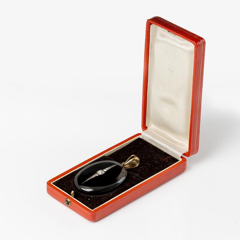 Medallion, 18K gold, onyx, black enamel, and old-cut diamonds, late 19th century.