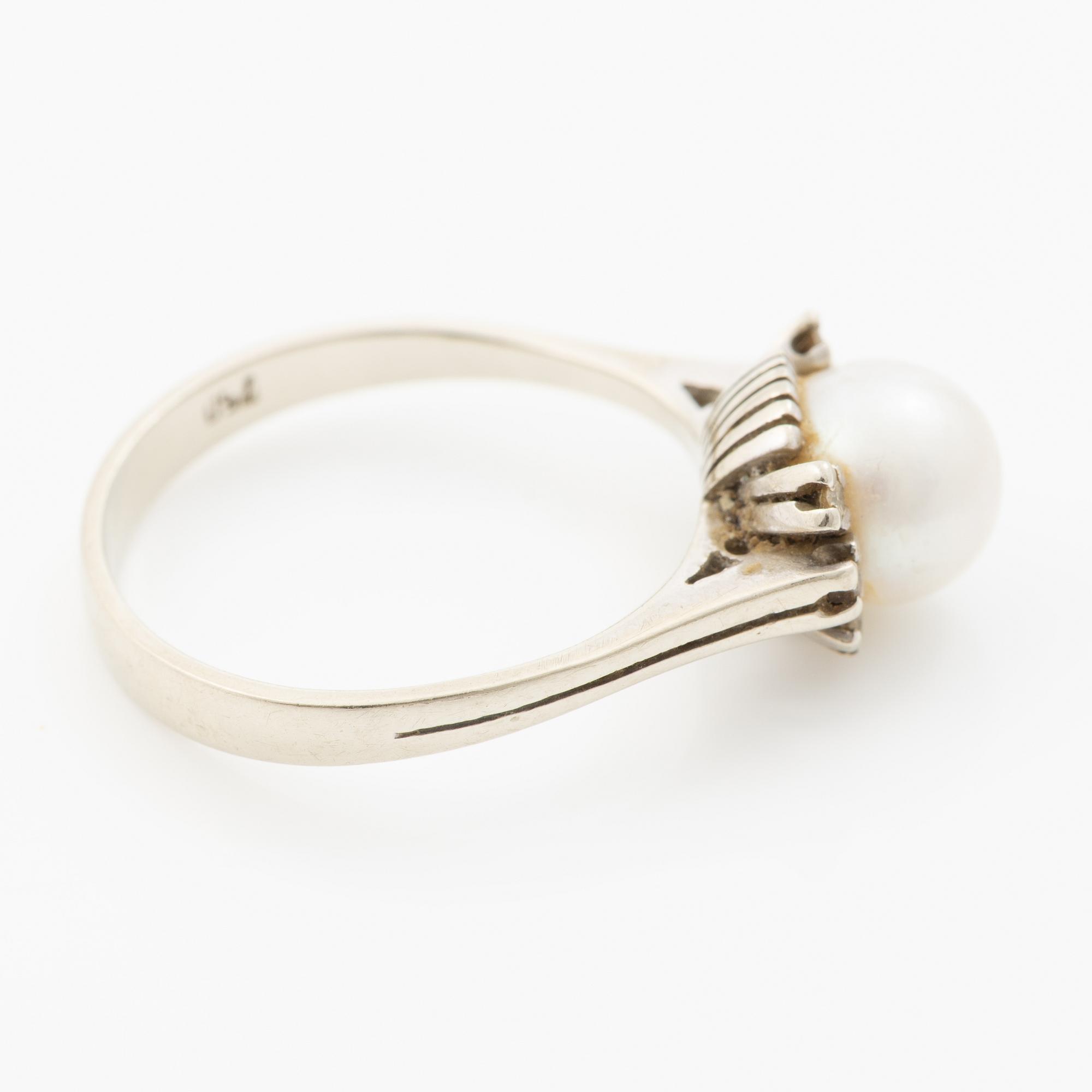 18K white gold ring with a cultured pearl and small diamonds.