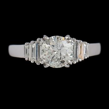 RING, 18 k vitguld, baguett- och briljantslipade diamanter tot ca 1.70 ct.