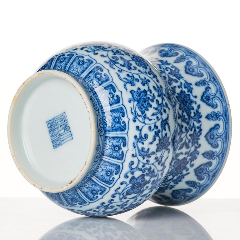 A blue and white Zhadou vase with Qianlong mark in underglaze blue.