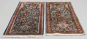 Mattor, 2 st snarlika, silke på bomullsvarp, Kashmir. Ca 119 x 39 cm och ca 123 x 40 cm.